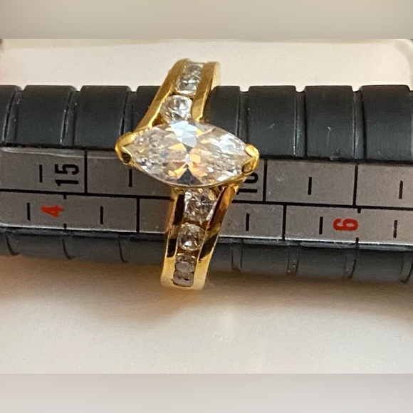 Avon Cubic Zirconia Marquise - Picture 3 of 9